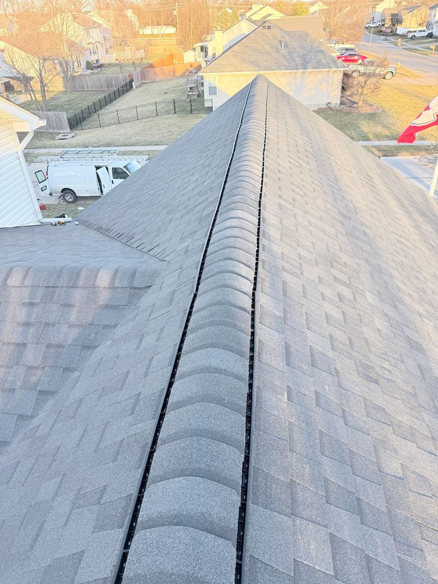 Hip ridge with venting